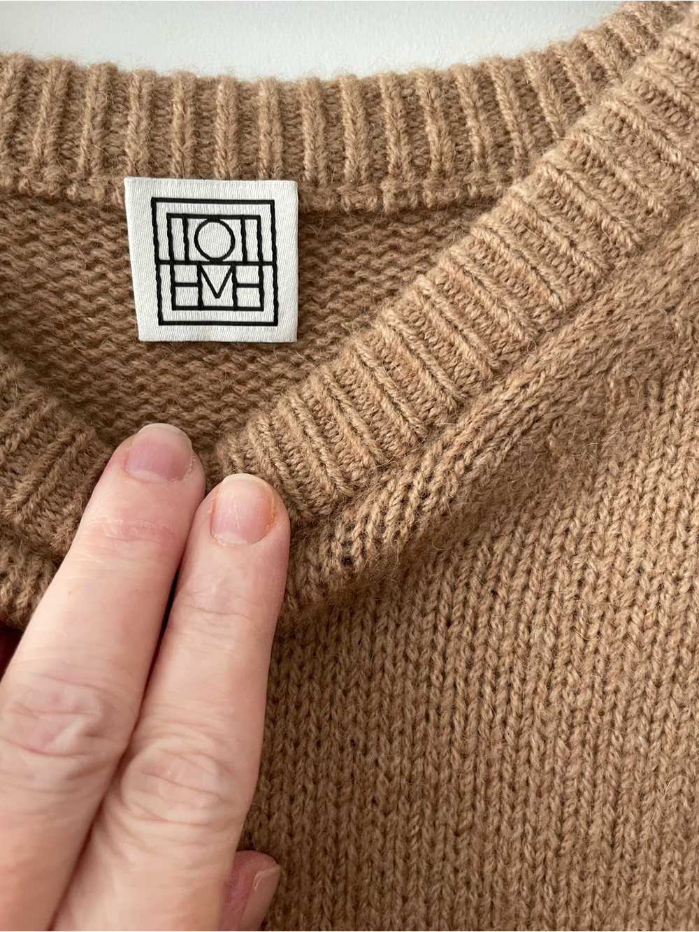 Toteme chunky wool/camel sweater. In color caramel, size XS.Excellent condition! - Picture 4 of 11